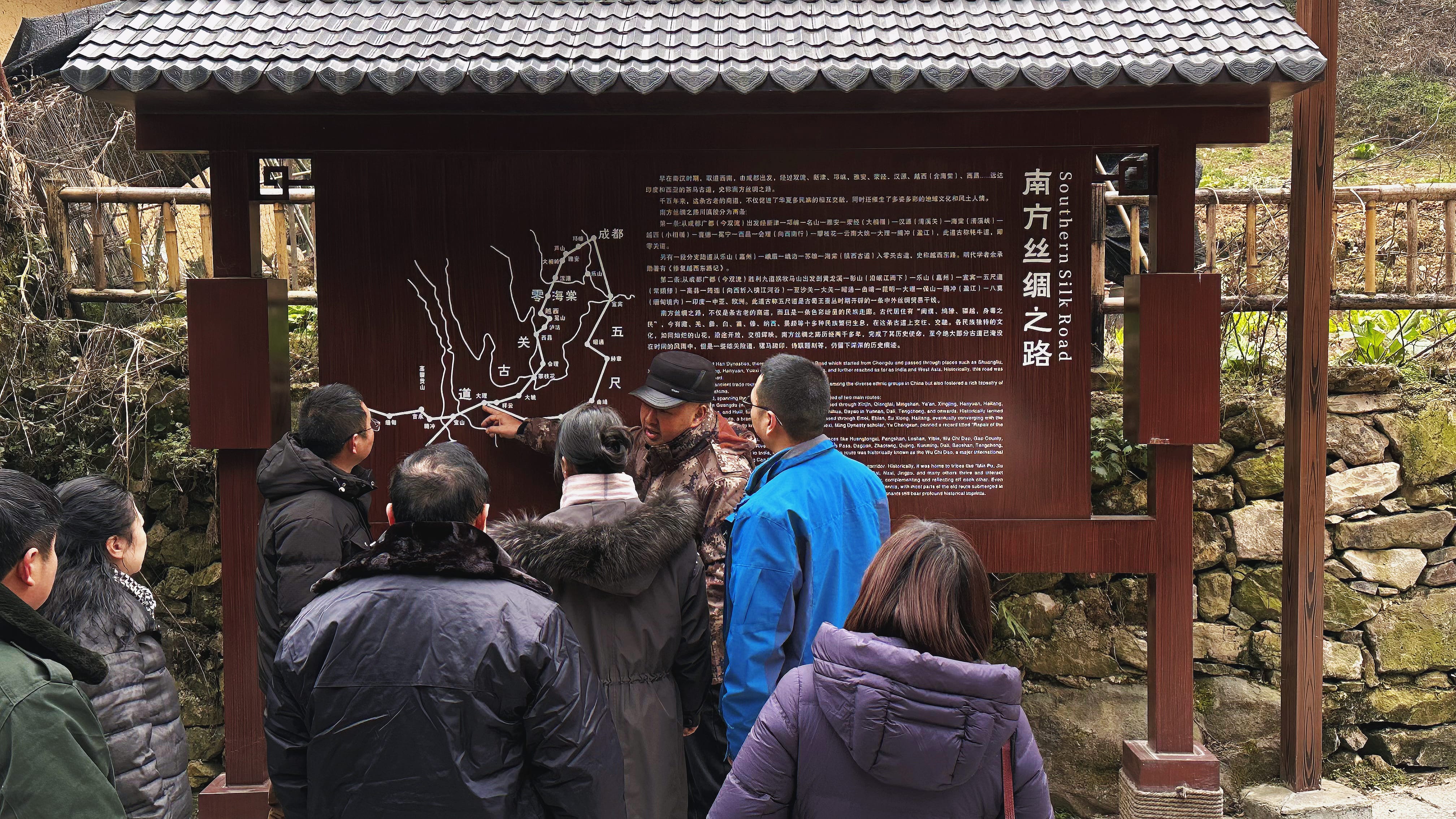 县人大常委会党组副书记、副主任陈军解说海棠茶马古道历史