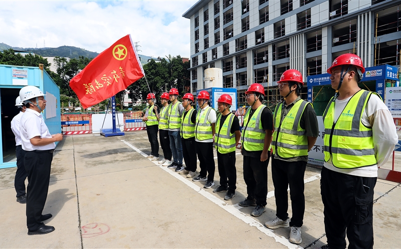 攀西公司举行党员树模岗授牌暨青年突击队授旗仪式
