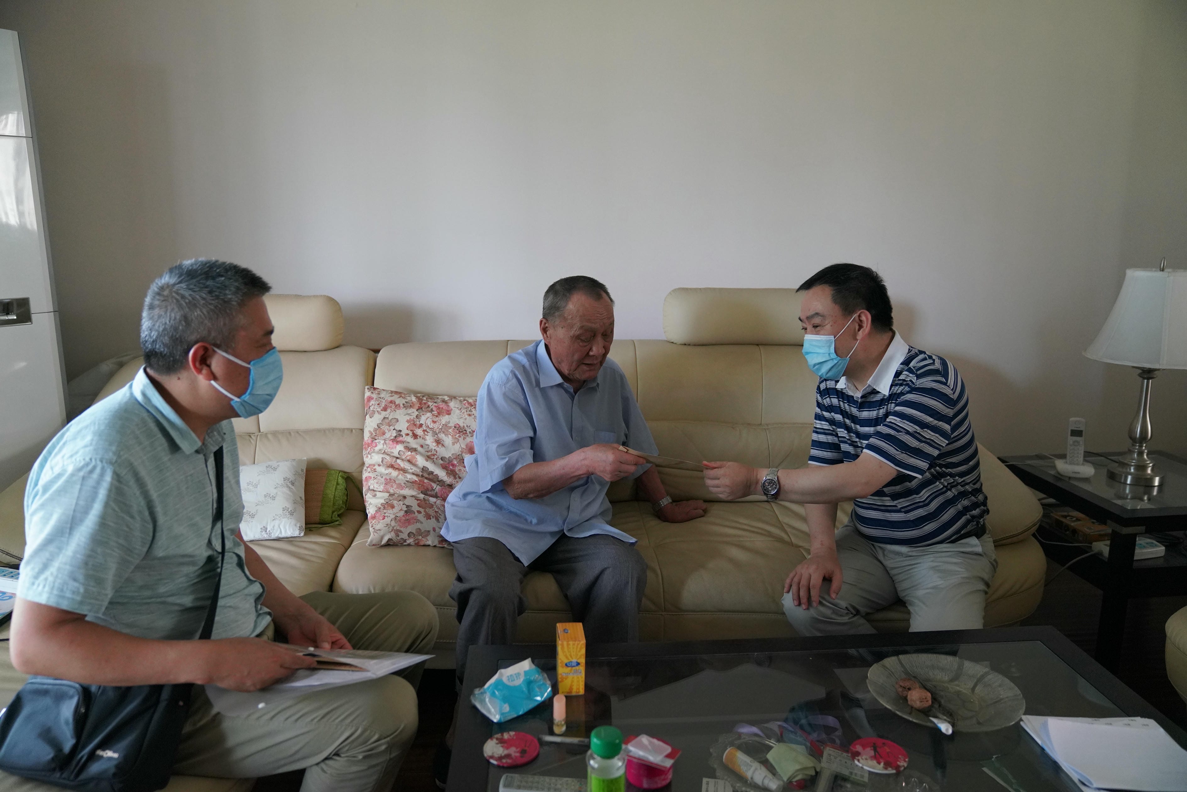 技工学校“七一”前夕走访慰问老党员和难题党员_红色堡垒_党建群团_拉斯维加斯3133cc有限责任公司