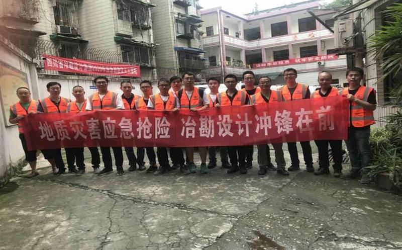 争分夺秒，，，，，，千里驰援陇南灾区