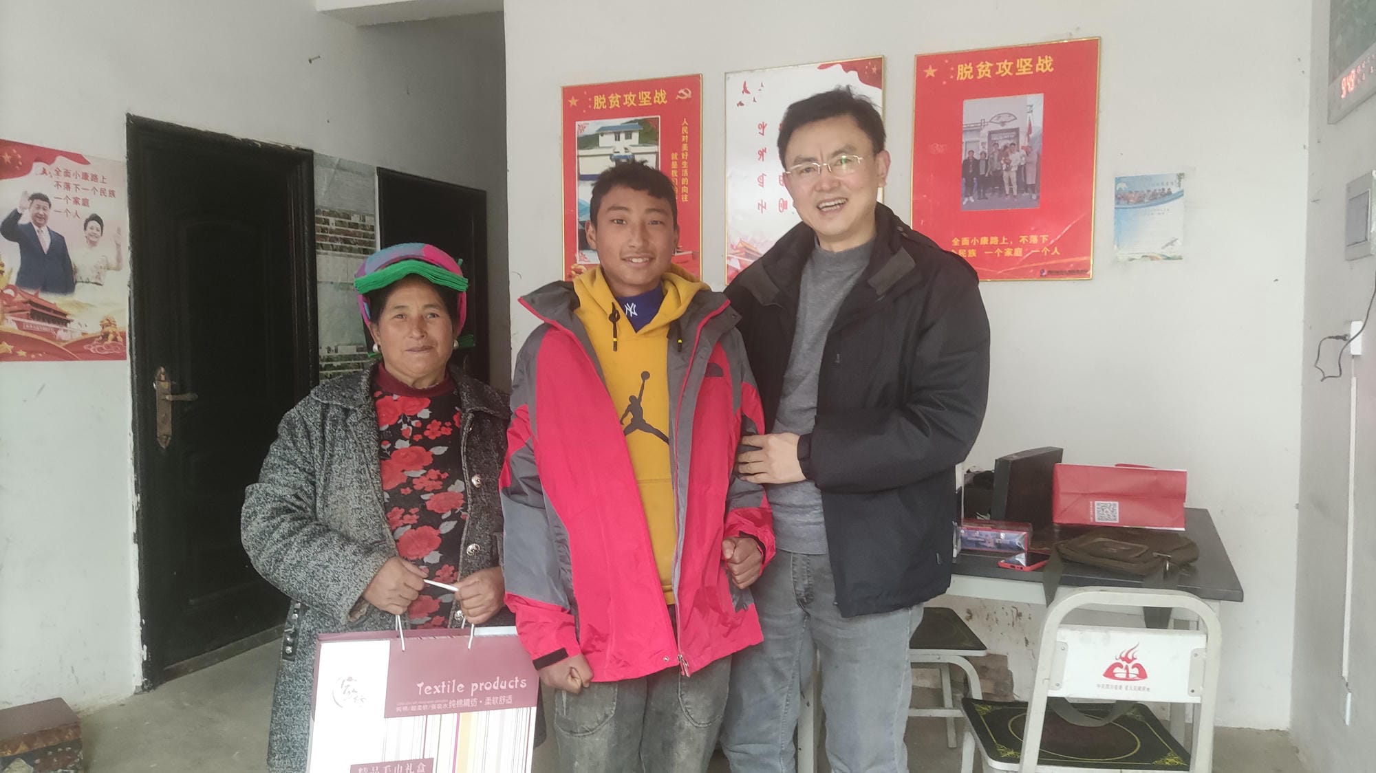 局机关后勤服务中心局离退休职员处赴甘洛县挖曲村开展暖冬慰问_社会责任_企业文化_拉斯维加斯3133cc有限责任公司