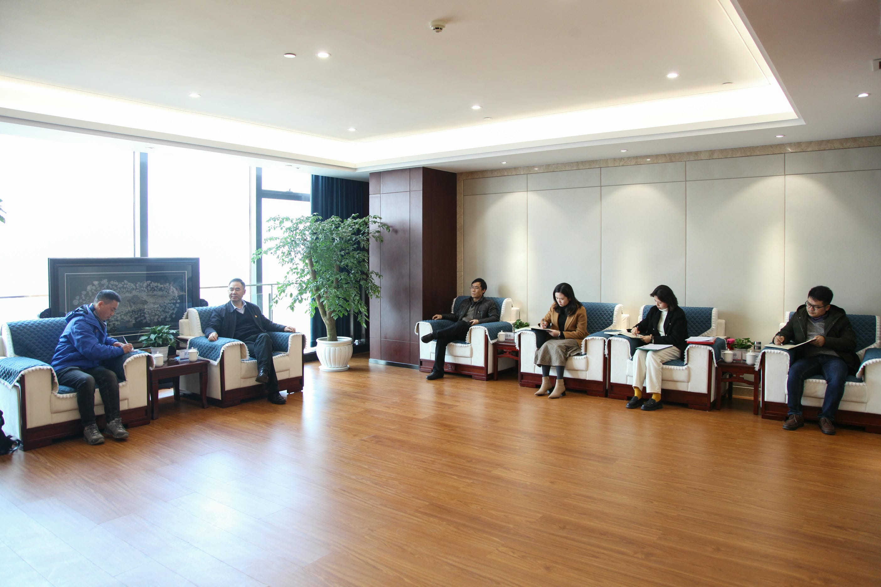 局党委召开脱贫攻坚座谈会_社会责任_企业文化_拉斯维加斯3133cc有限责任公司