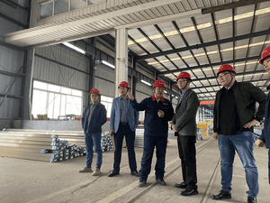 公司向导赴一线督导检查生产情形并探望慰问驻厂员工_协同多元工业_工业生长_拉斯维加斯3133cc有限责任公司