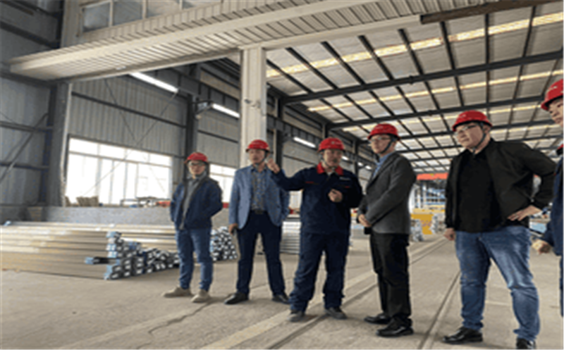 公司向导赴一线督导检查生产情形并探望慰问驻厂员工