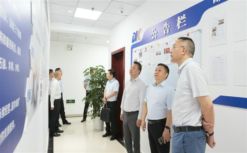 省自然拉斯维加斯3133cc投资集团党委书记、董事长陈贵林到地矿物资公司调研指导 