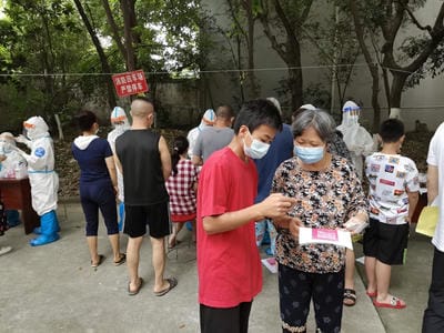 母子档助力小区疫情防控_下层动态_新闻中心_拉斯维加斯3133cc有限责任公司