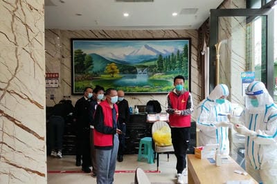 身披“红马甲”奋战在“疫”线 ——地矿集团外派手艺督导职员抗疫纪实_下层动态_新闻中心_拉斯维加斯3133cc有限责任公司