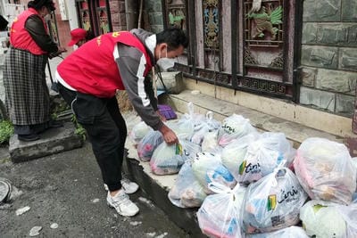 身披“红马甲”奋战在“疫”线 ——地矿集团外派手艺督导职员抗疫纪实_下层动态_新闻中心_拉斯维加斯3133cc有限责任公司