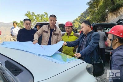 地矿集团董事长张劲松深入项目一线调研并检查指导野外事情_下层动态_新闻中心_拉斯维加斯3133cc有限责任公司