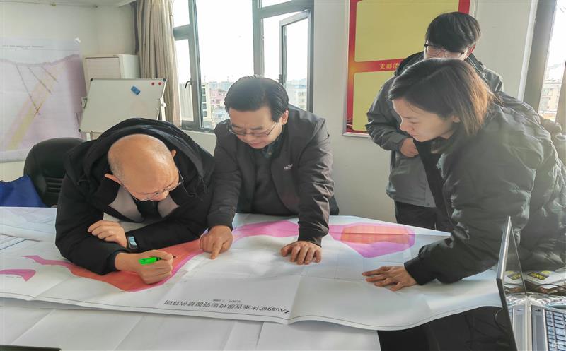 李仕荣一行到二八一大队调研指导张家坪子金矿勘探事情