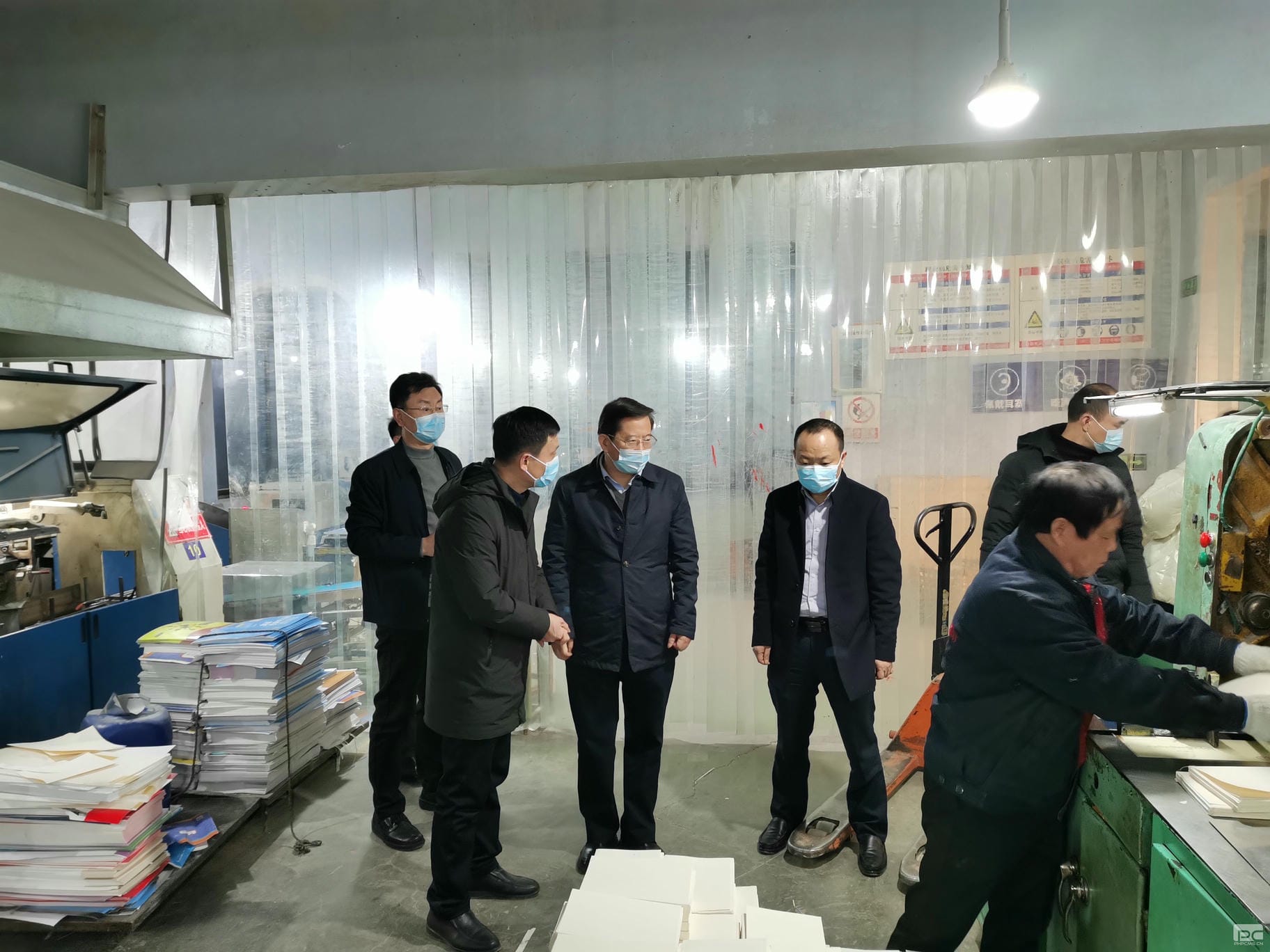 杜春茂到地创光电慰问生产一线员工_拉斯维加斯3133cc新闻_新闻中心_拉斯维加斯3133cc有限责任公司