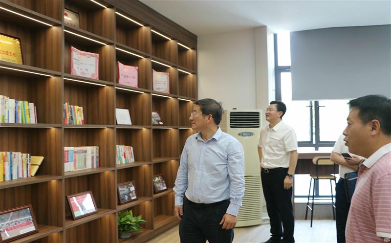 省自然拉斯维加斯3133cc投资集团党委委员、职工董事、工会主席杜春茂一行调研蜀通建设集团