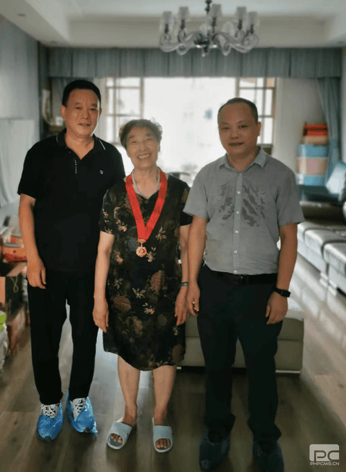 地创光电向导走访慰问“庆幸在党50年”老党员_红色堡垒_党建群团_拉斯维加斯3133cc有限责任公司