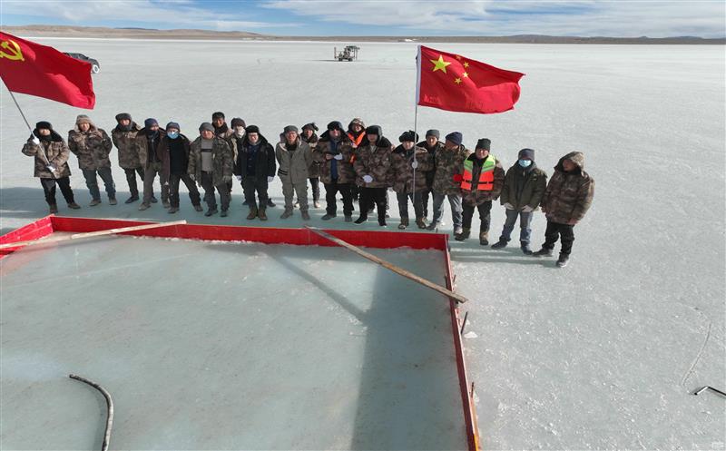 班嘎错、（3湖）盐湖液体矿勘探冬季施工项目开展冰上应抢救援演练