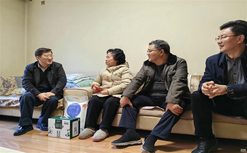 春节前夕慰问送温暖，，，，，浓浓关爱暖人心 ——集团向导一行开展新春送温暖活动