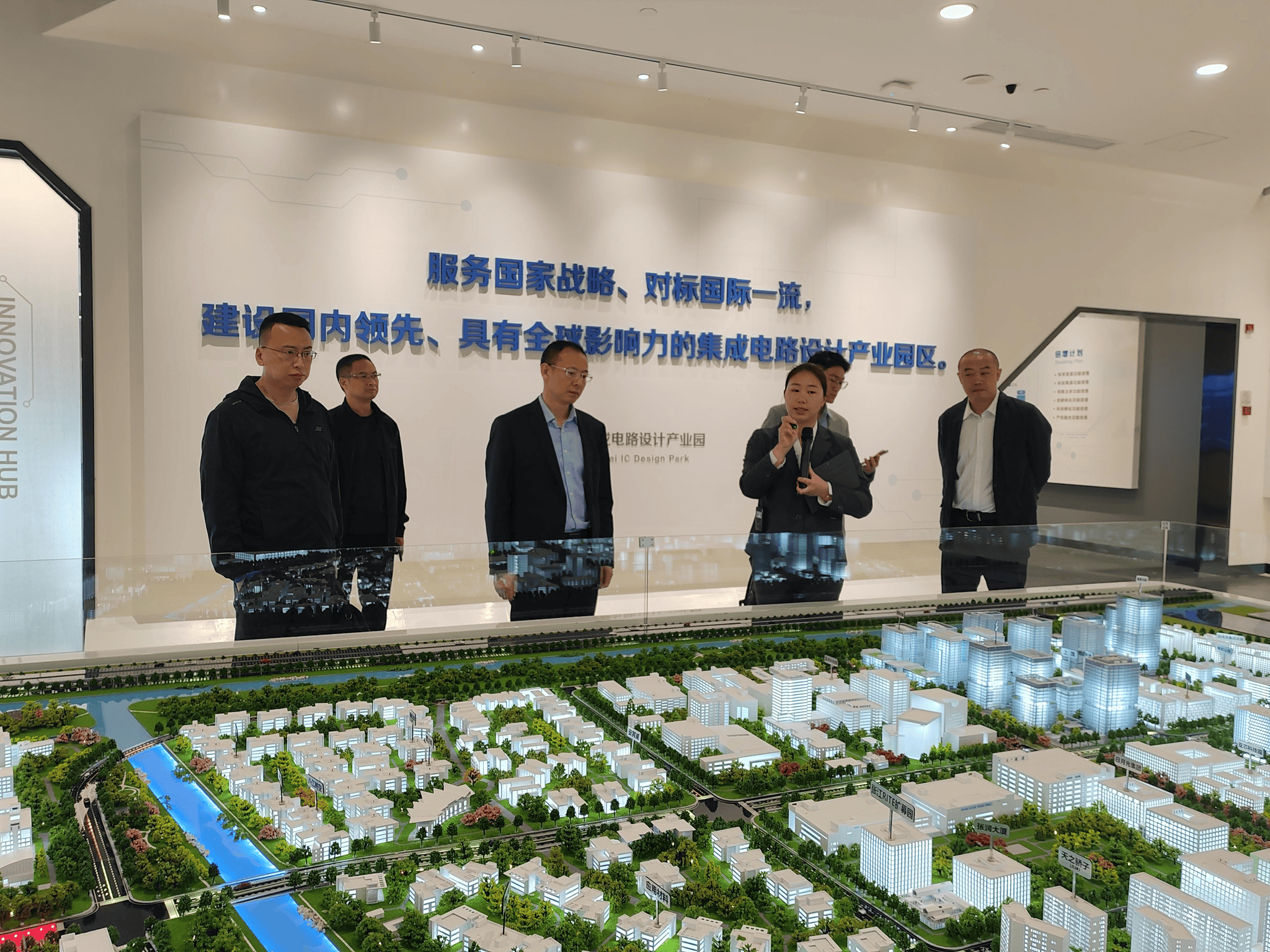 拓展视野、增进生长——置业集团赴爱琴海集团总部考察交流_下层动态_新闻中心_拉斯维加斯3133cc有限责任公司