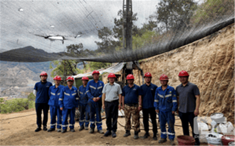 华锋钻探向导到红格南钻探项目一线 解决项目难点