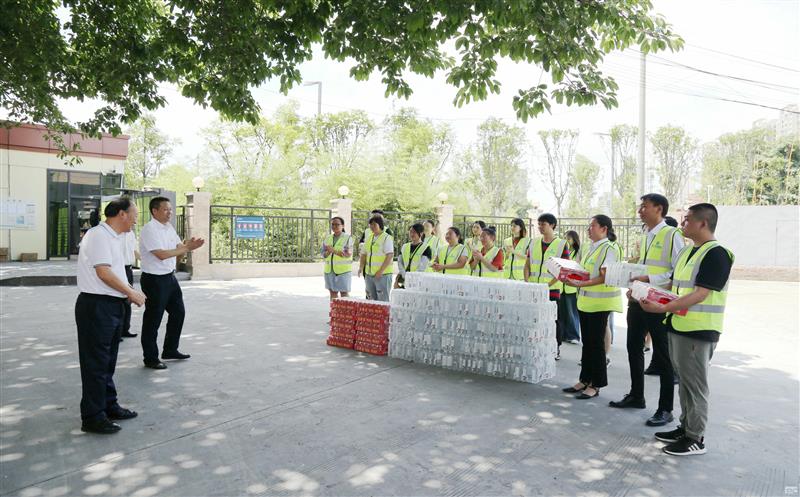 集团向导到测绘公司宣贯省委十二届五次全会精神，，，开展夏送清凉活动