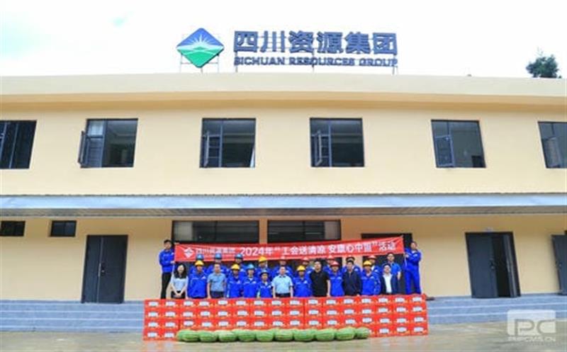 集团向导赴大陆槽矿山宣讲党的二十届三中全会精神并检查慰问